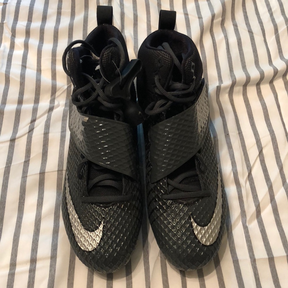 New!  Nike men’s size 10.5 10 1/2 football cleats